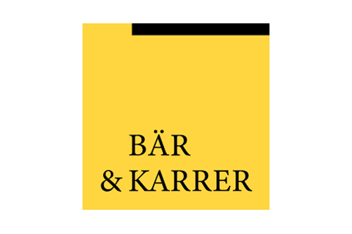 Gelbes Quadrat mit dem Text „BÄR & KARRER“ in schwarzen Großbuchstaben.